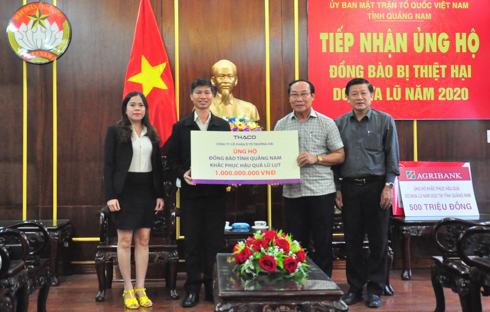 Ủy ban MTTQ Việt Nam tỉnh tiếp nhận nguồn ủng hộ từ Công ty CP Ô tô Trường Hải. Ảnh: VINH ANH