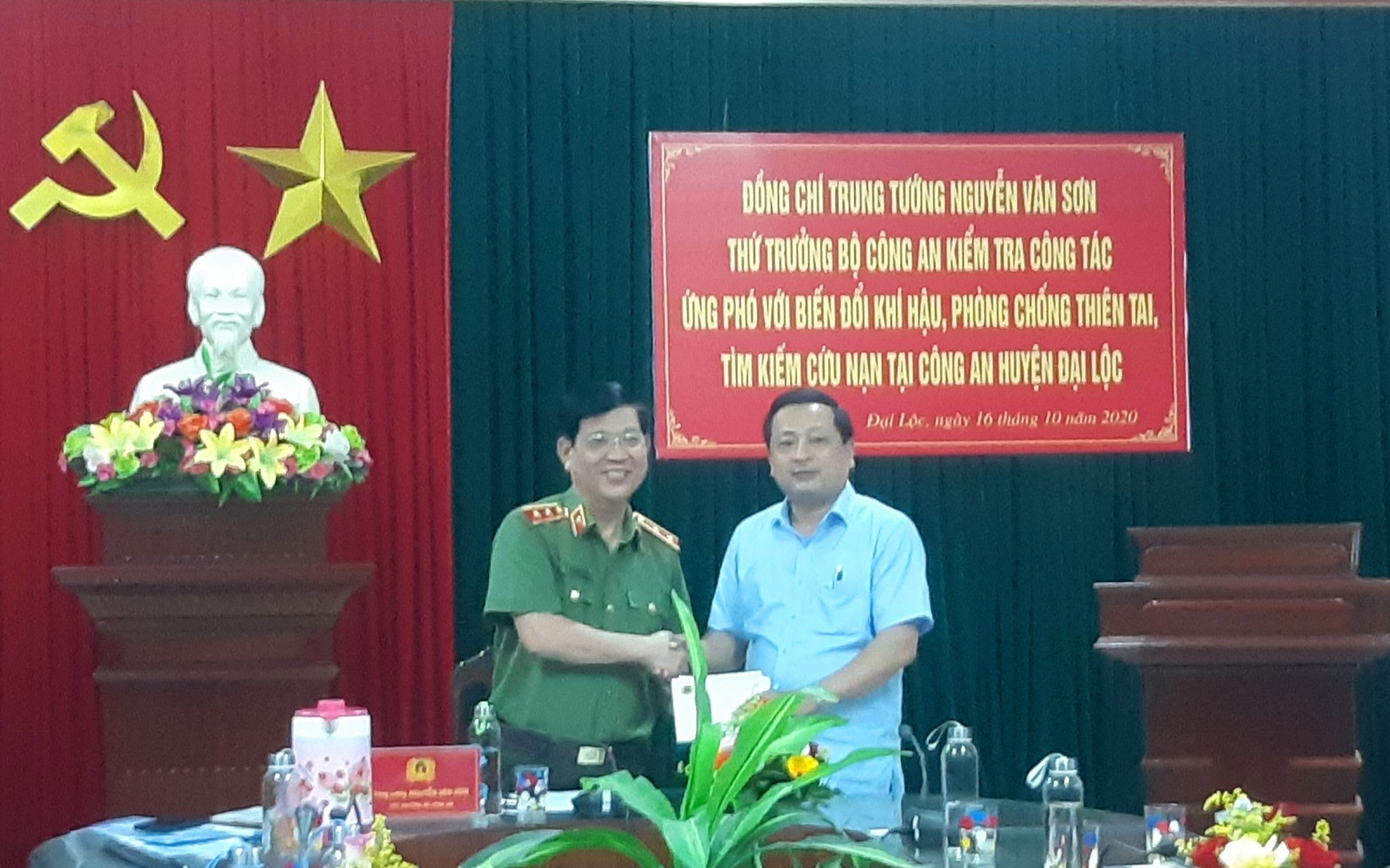 Thông qua ông Nguyễn Hảo - Phó Bí thư Thường trực Huyện ủy Đại Lộc, đoàn đã hỗ trợ 5 hộ dân bị sạt lở núi xã Đại Lãnh mỗi hộ 5 triệu đồng. Ảnh: BÍCH LIÊN