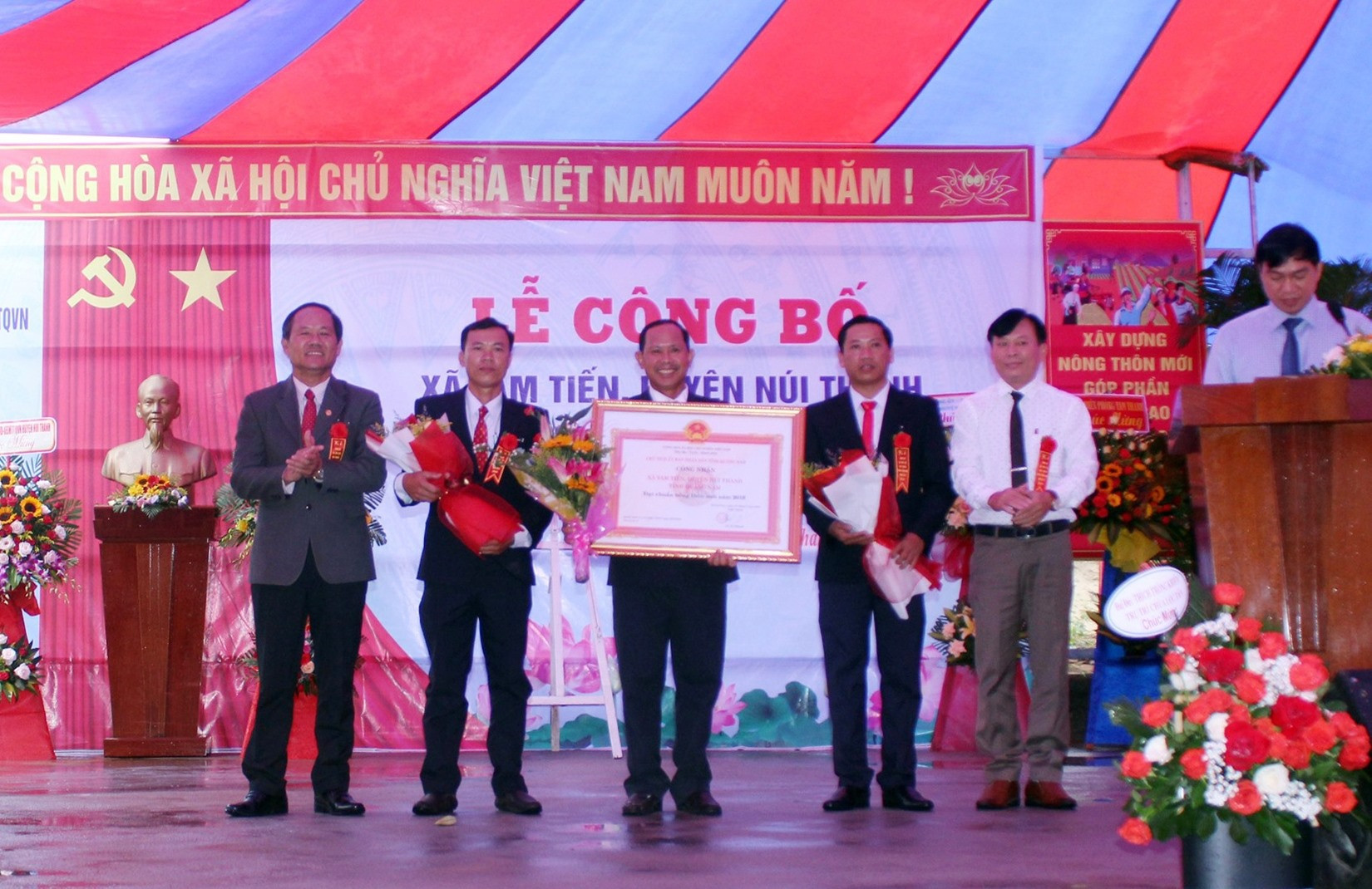 (QNO) - Sáng 16.10, xã Tam Tiến (Núi Thành) tổ chức lễ công bố đạt chuẩn nông thôn mới (NTM) năm 2019.