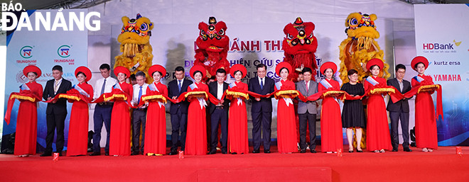Nghi thức khánh thành nhà máy nghiên cứu, sản xuất, lắp ráp thiết bị điện tử công nghệ cao SMT tại Khu Công nghệ cao Đà Nẵng. Ảnh: TRIỆU TÙNG