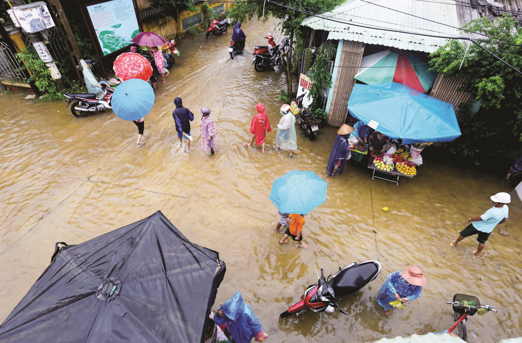 Quen với lụt, cư dân phố cổ có ứng xử riêng như một nét đặc trưng trong mùa nước ngập. Ảnh: T.C