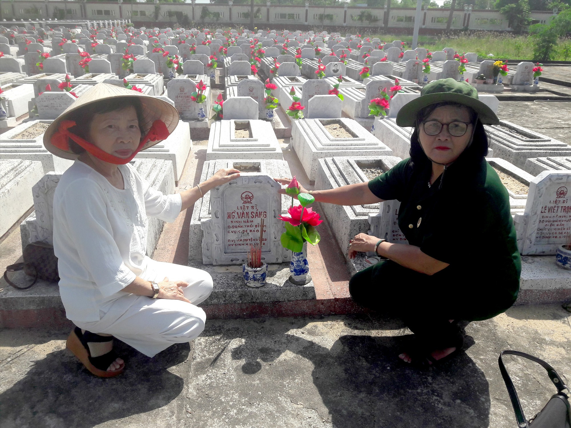 Chị Vân Lan và đồng đội viếng mộ Bà mẹ Việt Nam anh hùng Nguyễn Thị Thứ . Ảnh: LÊ ANH DŨNG