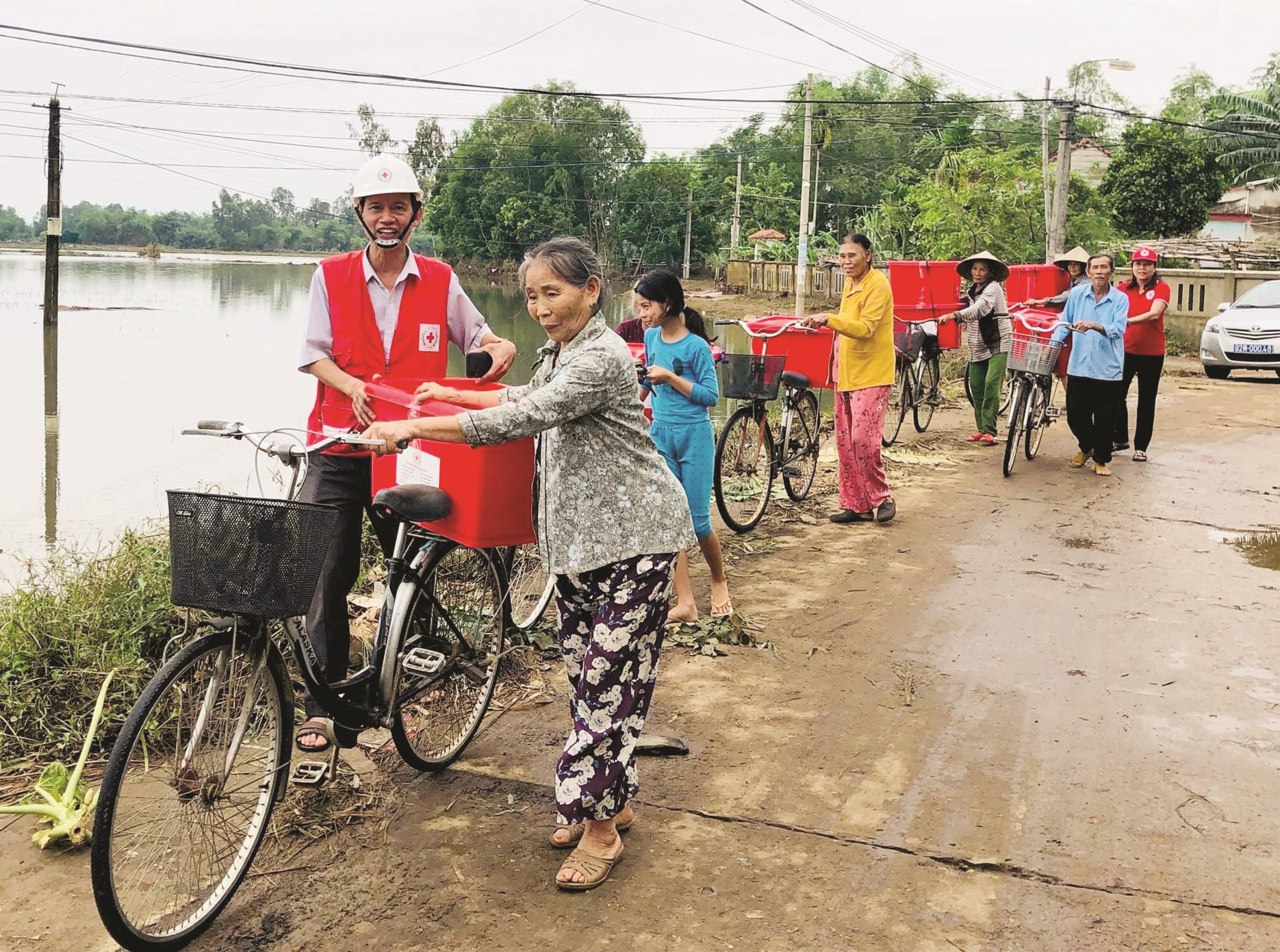 Hội CTĐ tỉnh tặng thùng hàng gia đình cho người dân có hoàn cảnh khó khăn vùng lũ. Ảnh: Hội CTĐ