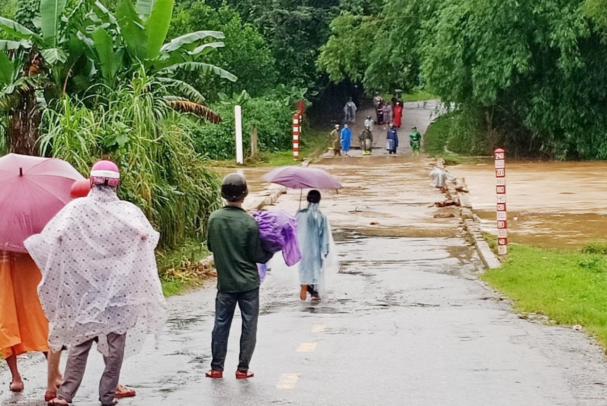 Nước lũ tràn qua ngập tạm thời chia cắt Quốc lộ 40B tại huyện Bắc Trà My.