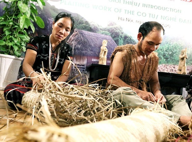 Các nghệ nhân Cơ Tu trình diễn nghề đan lát tại triễn lãm, phục vụ du khách. Ảnh: TIN TỨC