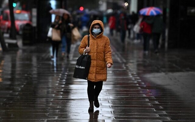 Châu Âu bắt đầu mùa đông khắc nghiệt với dịch cúm mùa và Covid-19. Ảnh: AFP