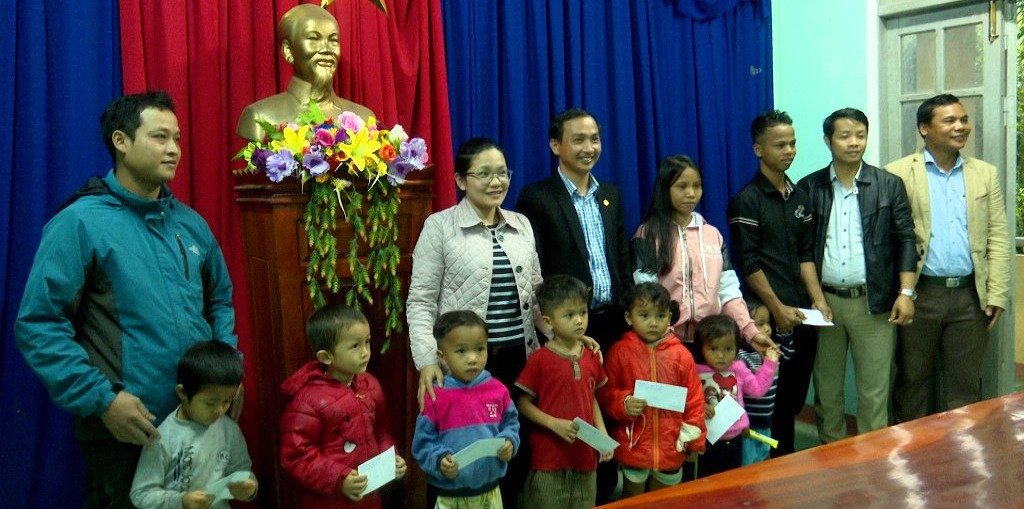 Lãnh đạo Tam Kỳ tặng quà cho trẻ em khó khăn 2 xã biên giới.