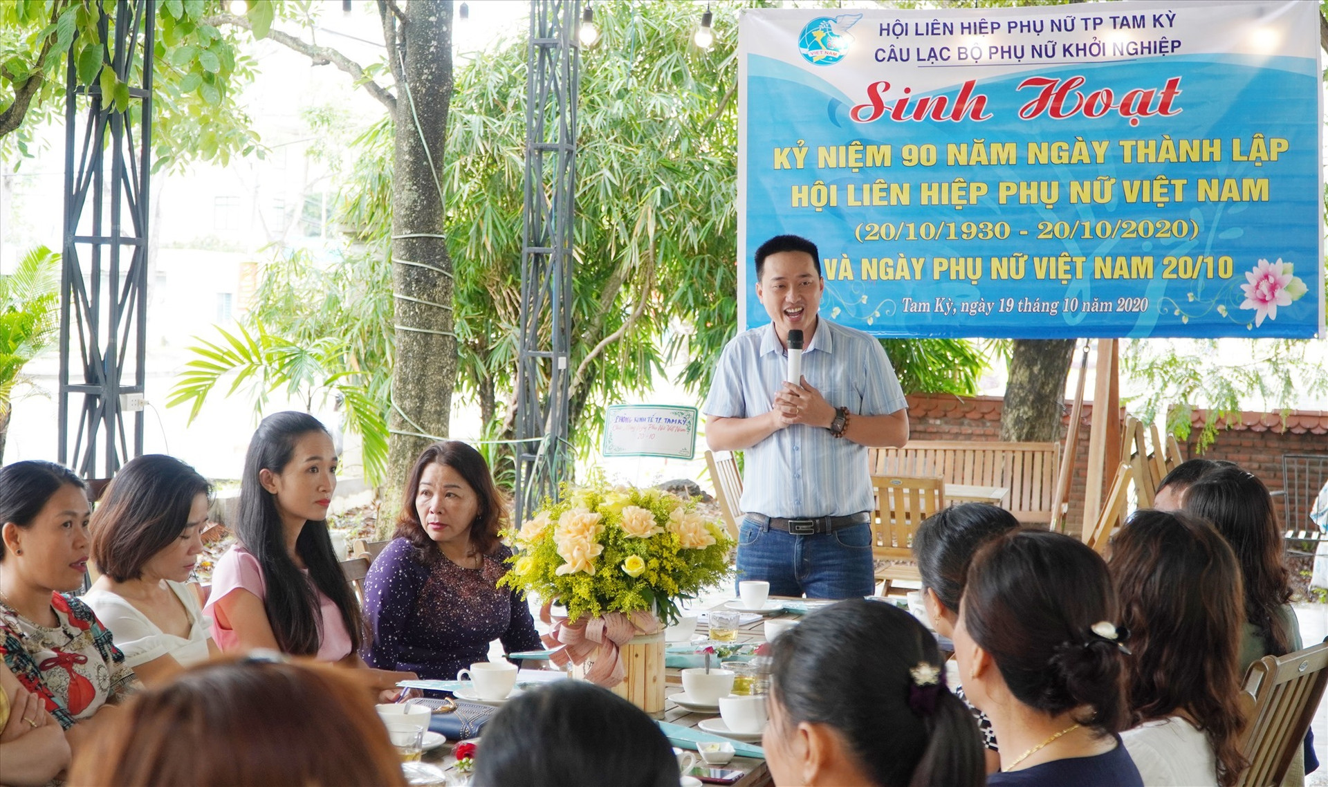 Ông Nguyễn Bão Quốc chia sẻ những kiến thức về khởi nghiệp. Ảnh: PHAN VINH