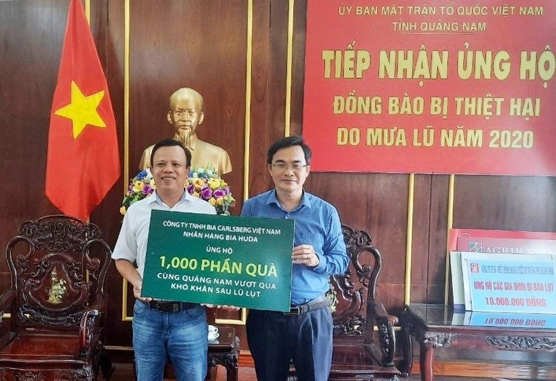 Huda trao tặng 1.000 phần quà cho người dân Quảng Nam chịu thiệt hại do mưa lũ. Ảnh: M.L