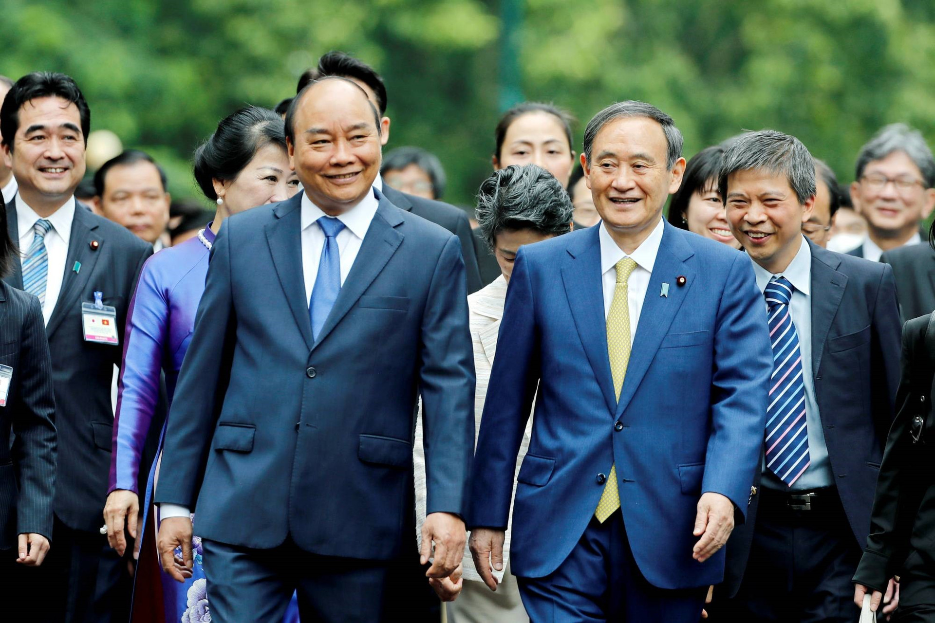 Thủ tướng Nguyễn Xuân Phúc và Thủ tướng Nhật Bản Suga Yoshihide tại Hà Nội. Ảnh: Reuters
