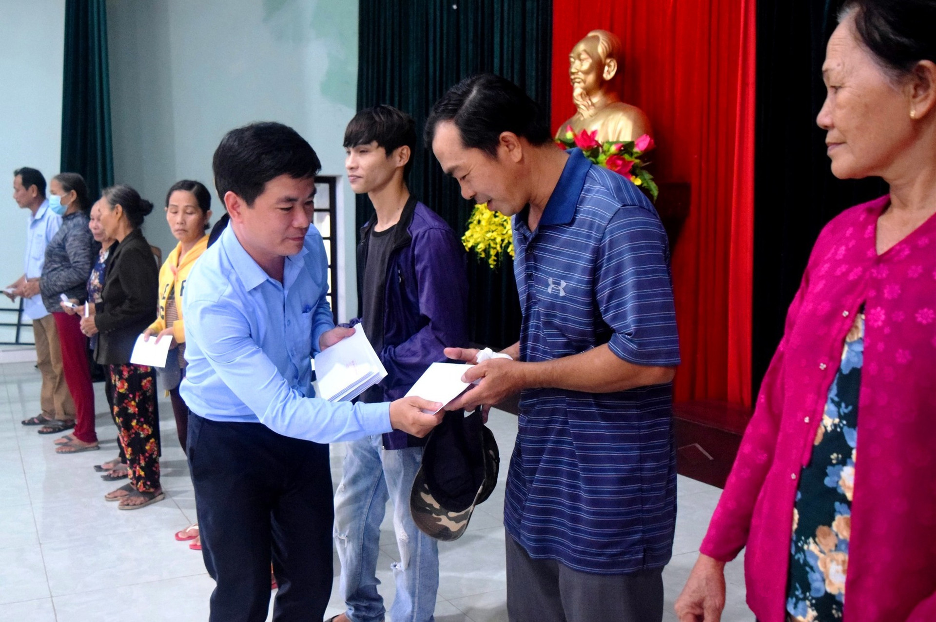 Đồng chí Lê Quang Quỳnh – Phó Bí thư Tỉnh đoàn trao quà hỗ trợ cho nhân dân bị ảnh hưởng bởi lụt bão tại huyện Duy Xuyên. Ảnh: THÁI CƯỜNG