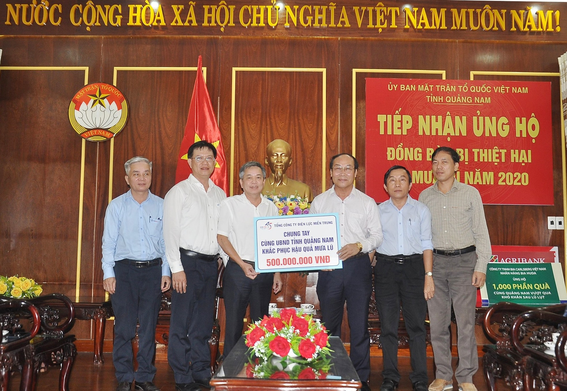 Đại diện EVNCPC trao nguồn ủng hộ cho lãnh đạo Ủy ban MTTQ Việt Nam tỉnh. Ảnh: VINH ANH
