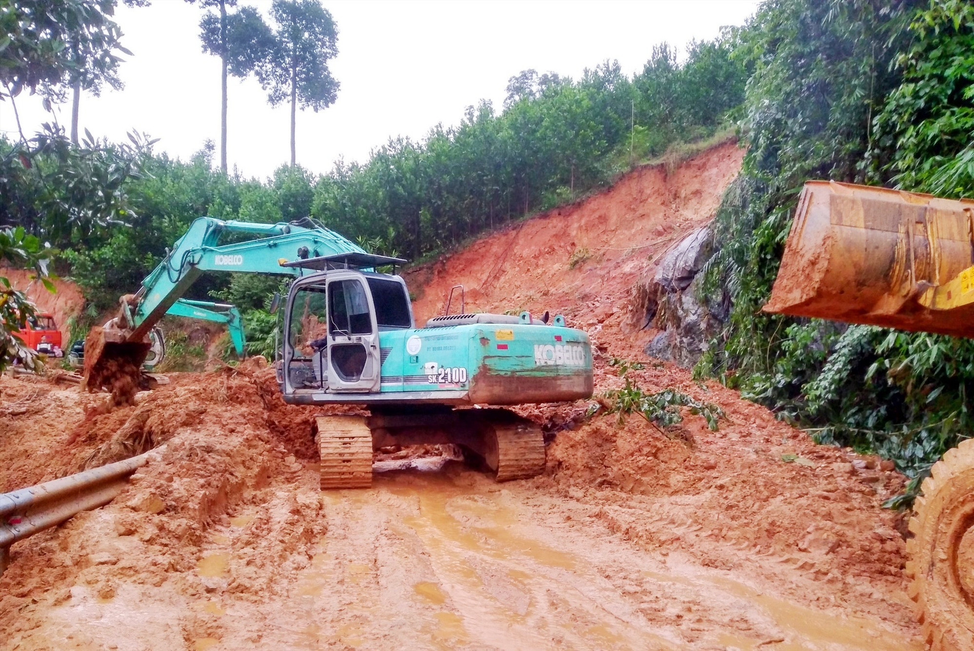 Tuyến đường 40B qua địa bàn huyện Nam Trà My hay bị sạt lở khi có mưa lớn. Ảnh: HOÀI AN