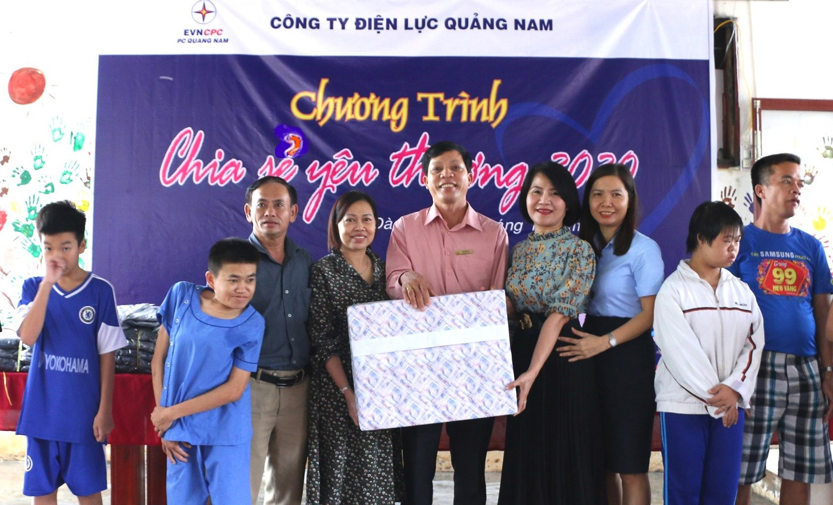 Đại diện lãnh đạo Công đoàn và Ban Nữ công PC Quảng Nam đã tặng 120 bộ quần áo ấm cho người già neo đơn và trẻ em khuyết tật tại làng Hòa Bình.