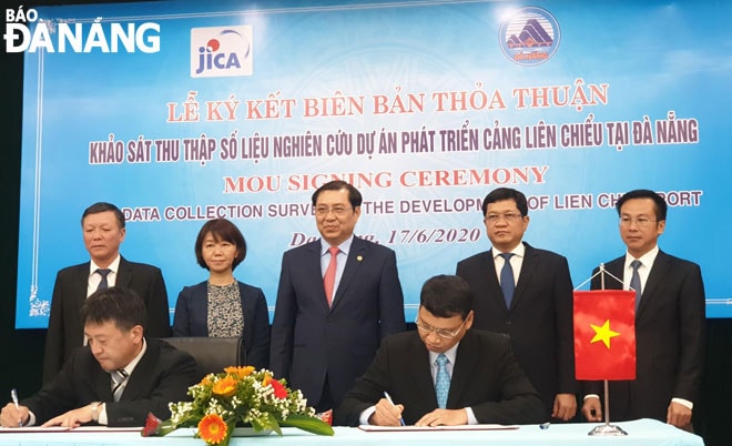 Nhiệm kỳ 2015-2020, thành phố tạo dấu ấn tích cực trong thu hút đầu tư, tạo đà phát triển cho giai đoạn mới. TRONG ẢNH: Lễ ký kết Biên bản thỏa thuận khảo sát thu thập số liệu nghiên cứu dự án phát triển cảng Liên Chiểu tại Đà Nẵng.Ảnh: P.V