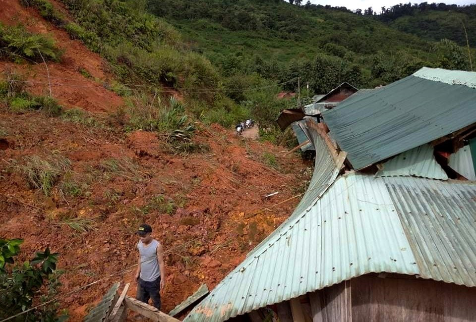 Hiện sạt lở đất vẫn đang tiếp tục đe dọa nhiều khu dân cư các xã biên giới Tây Giang, buộc chính quyền địa phương phải sơ tán khẩn cấp người dân đến nơi an toàn. Ảnh: P.M.X