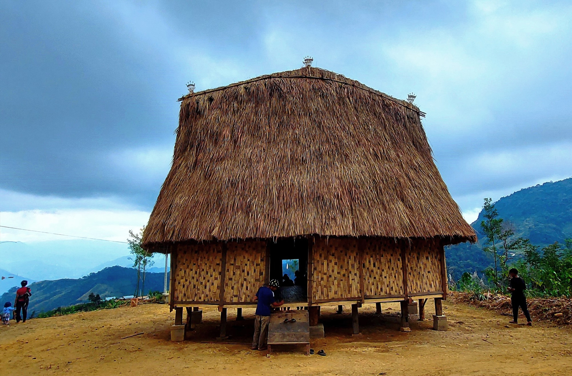 Nhà làng truyền thống của đồng bào Xê Đăng được phục dựng tại Lâng Loan. Ảnh: Đ.N