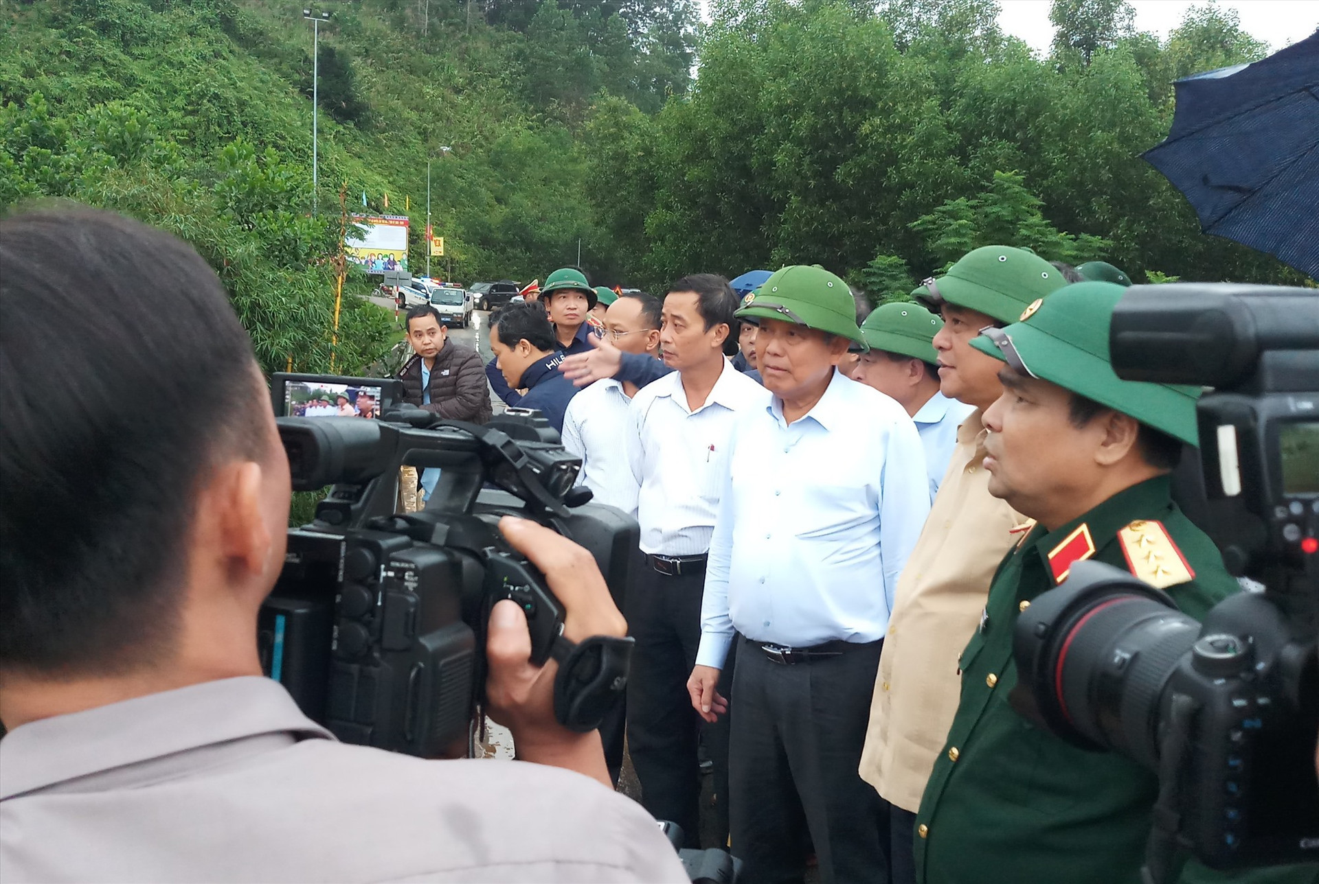 Phó Thủ tướng Thường trực Trương Hòa Bình kiểm tra một số công trình hư hại do mưa lũ tại các huyện miền núi. Ảnh: A.N