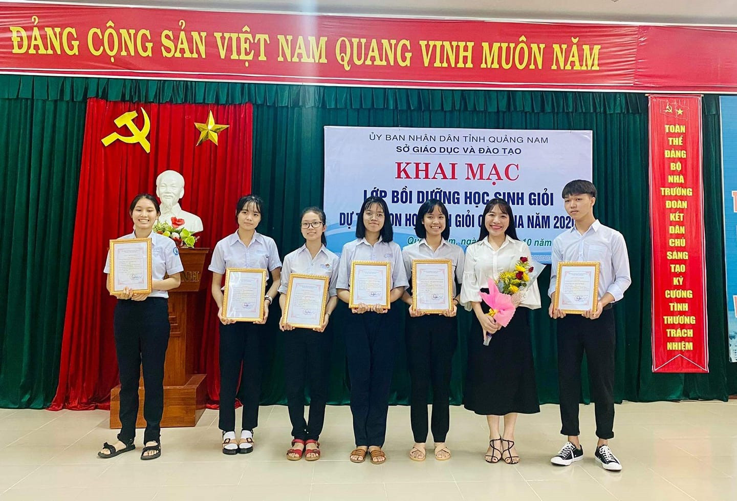 Đội tuyển học sinh giỏi tỉnh dự thi quốc gia môn Ngữ văn của Trường THPT chuyên Lê Thánh Tông. Ảnh: Nhà trường cung cấp