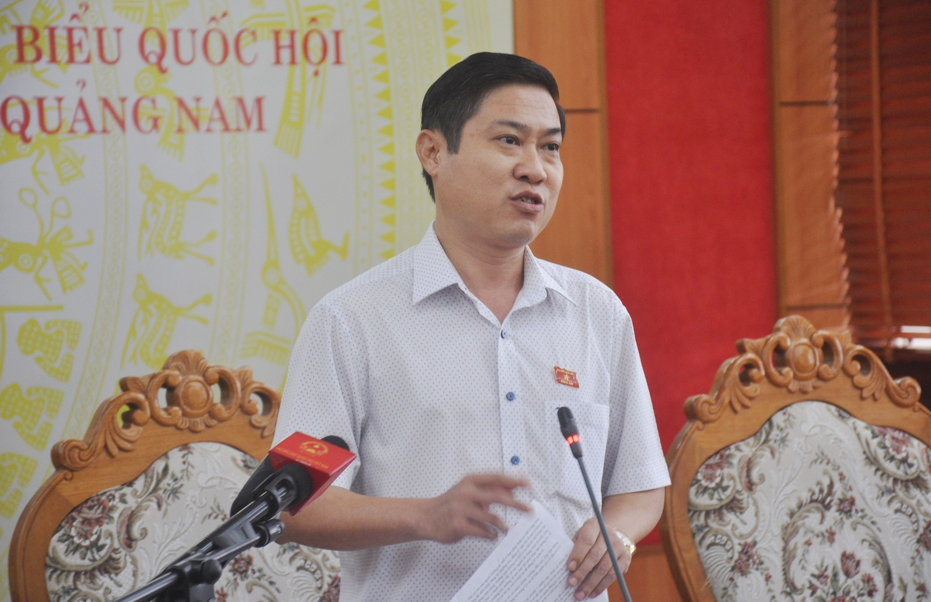 Đại biểu Phan Thái Bình - Phó Trưởng đoàn ĐBQH tỉnh phát biểu thảo luận sáng nay 21.10. Ảnh: N.Đ