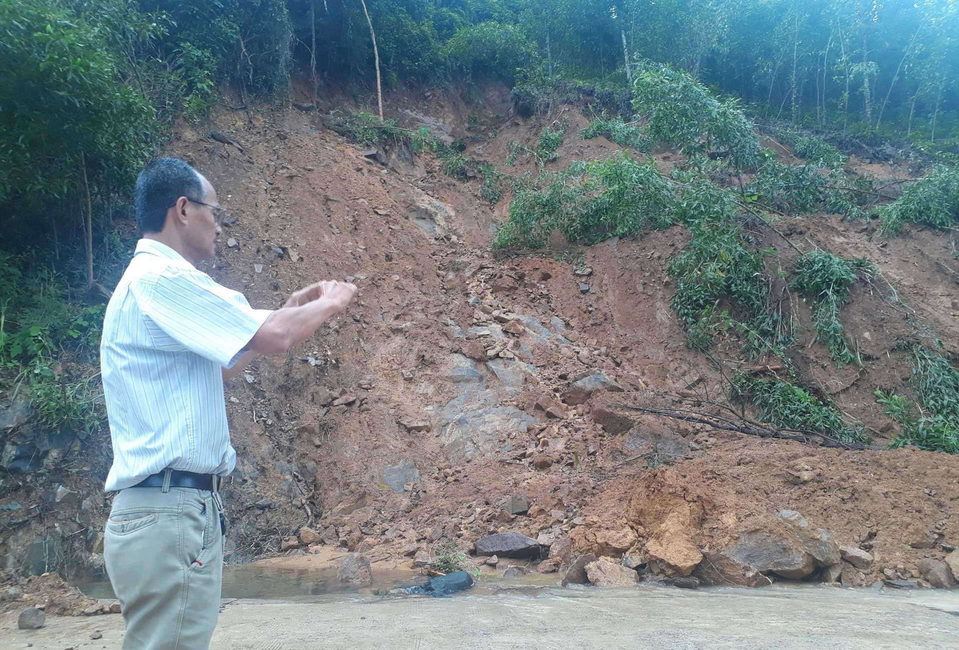 Đất đá trên đồi núi ở khu vực Đèo Le đang sạt lở và có nguy cơ đổ sập với khối lượng lớn. Ảnh: T.S