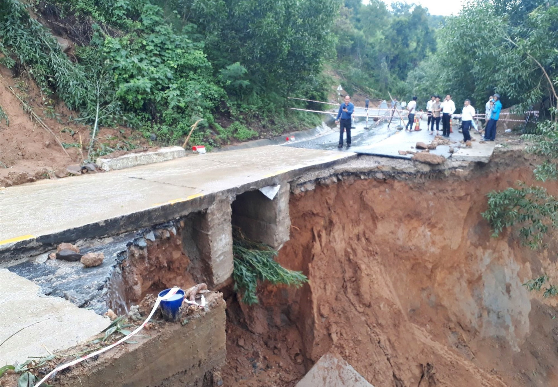 Đoạn đường trên Đèo Le thuộc địa phận xã Quế Long (huyện Quế Sơn) bị sạt lở nghiêm trọng. Ảnh: T.S