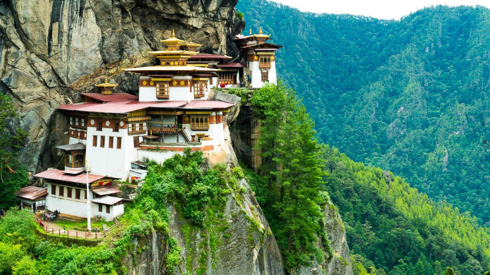 Bhutan gây ấn tượng với những ngồi nhà cheo leo trên vách núi đá dốc đứng và cả màu xanh ngát của rừng rậm. Ảnh: Ảnh: Abcnews
