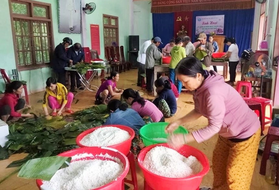 Chị em phụ nữ Tam Lộc tổ chức gói bánh tặng đồng bào miền Trung. Ảnh: HẢI CHÂU
