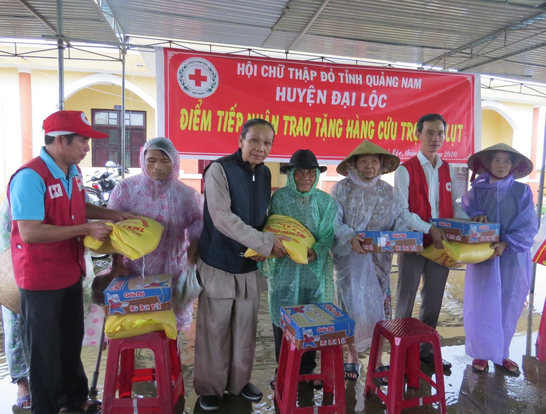 Hội Chữ thập đỏ tiếp nhận và trao quà hỗ người dân vùng lũ. Ảnh: P.C.R