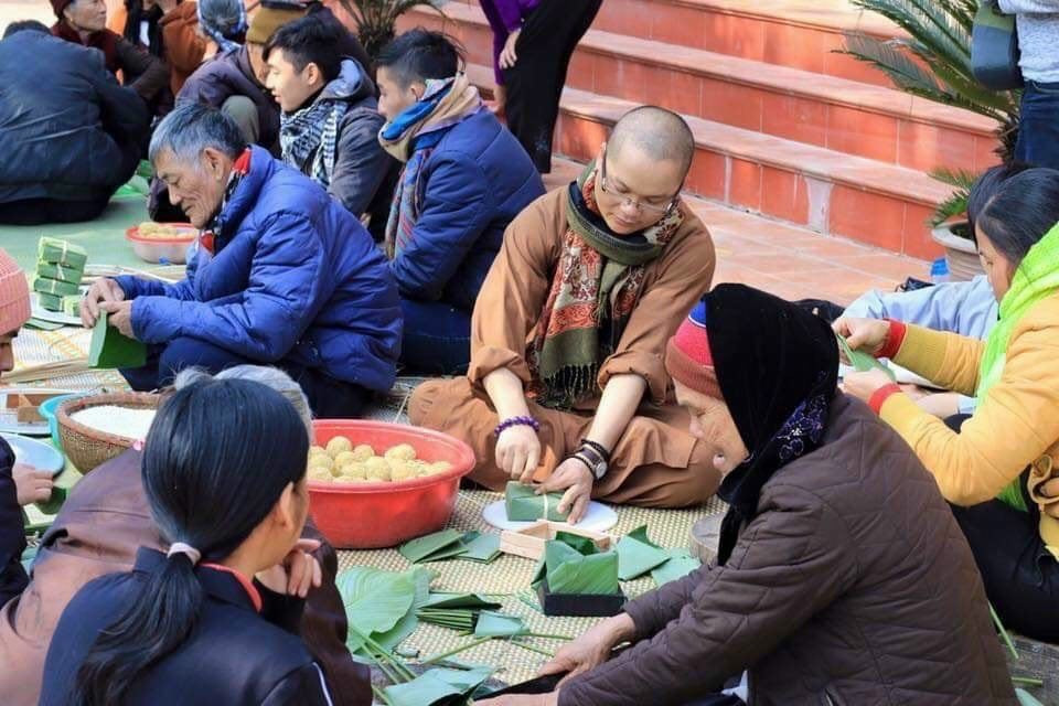 Phật tử chùa Quýt (Hà Nội) gói bánh chưng ủng hộ người dân miền Trung. Ảnh: VŨ HƯỜNG.