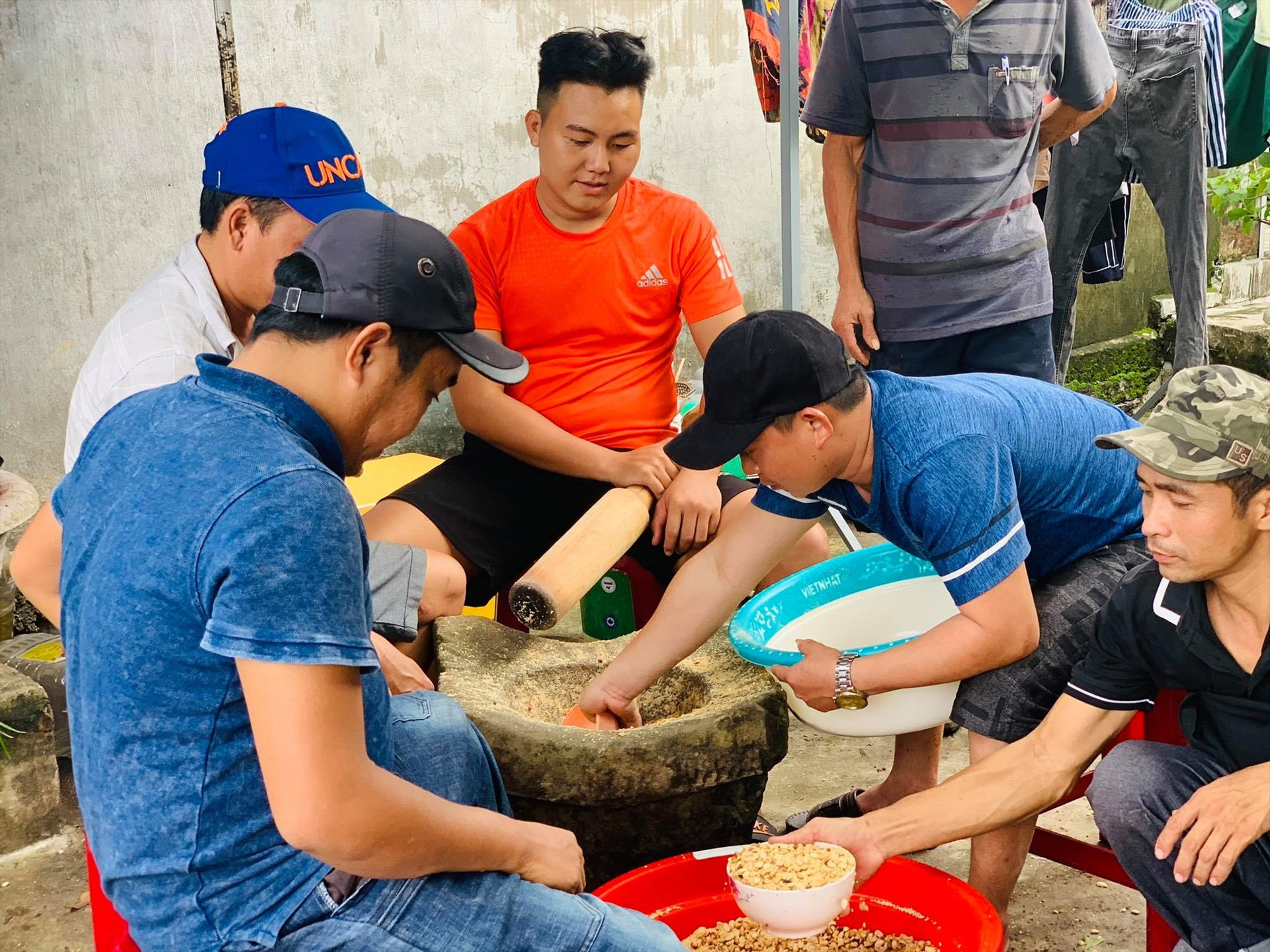 Các thanh niên trong làng cũng tham gia hoạt động nấu ăn tại xã Bình Trị. Ảnh: KL