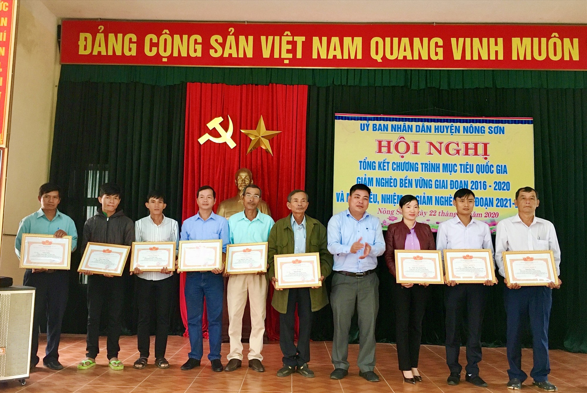 UBND huyện Nông Sơn khen thưởng các cá nhân có thành tích trong phong trào “Nông Sơn chung tay vì người nghèo, không ai bị bỏ lại phía sau”.
