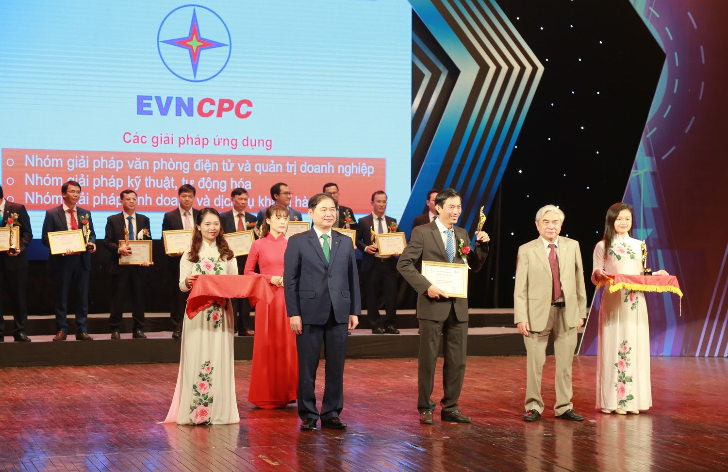 Lãnh đạo EVNCPC nhận giải thưởng Chuyển đổi số ở hạng mục “Doanh nghiệp Chuyển đổi số xuất sắc“.
