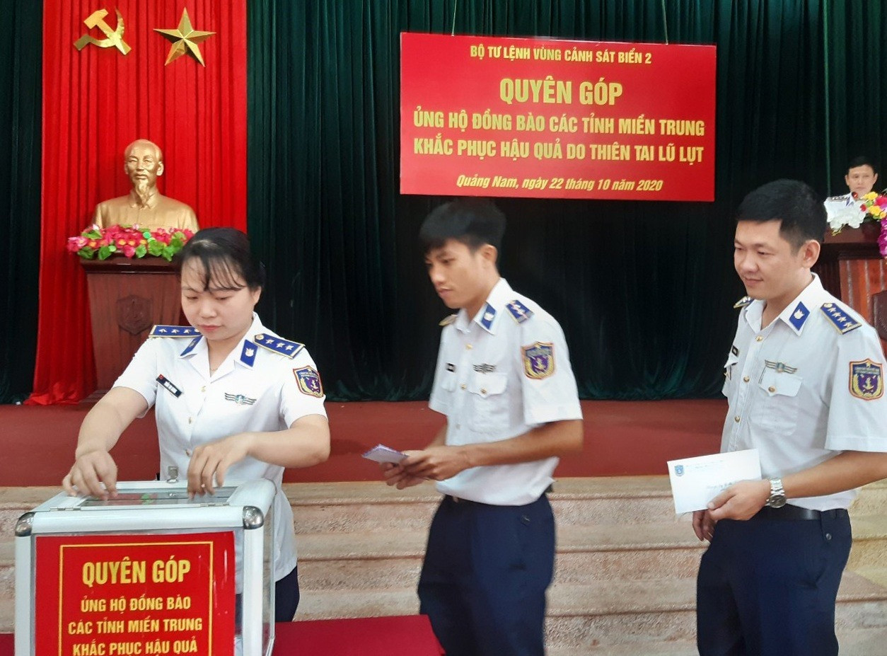 Cán bộ, chiến sĩ Bộ Tư lệnh Vùng Cảnh sát biển 2 tham gia quyên góp ủng hộ đồng bào miền Trung khắc phục hậu quả thiên tai.