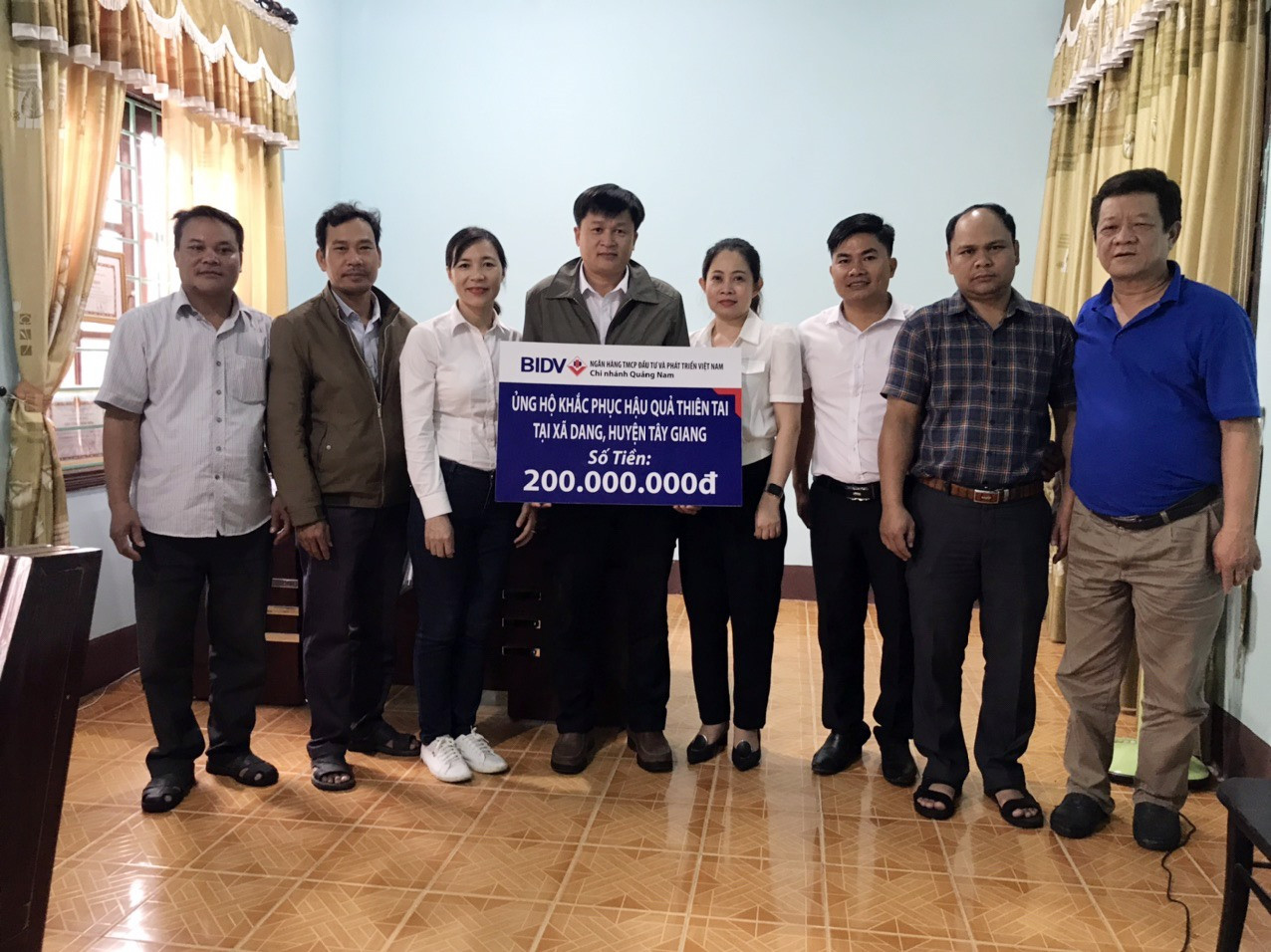 BIDV chi nhánh Quảng Nam tặng 31 suất quà trị giá 200 triệu đồng giúp người dân xã Dang (huyện Tây Giang) sửa chữa nhà ở. Ảnh: V.N