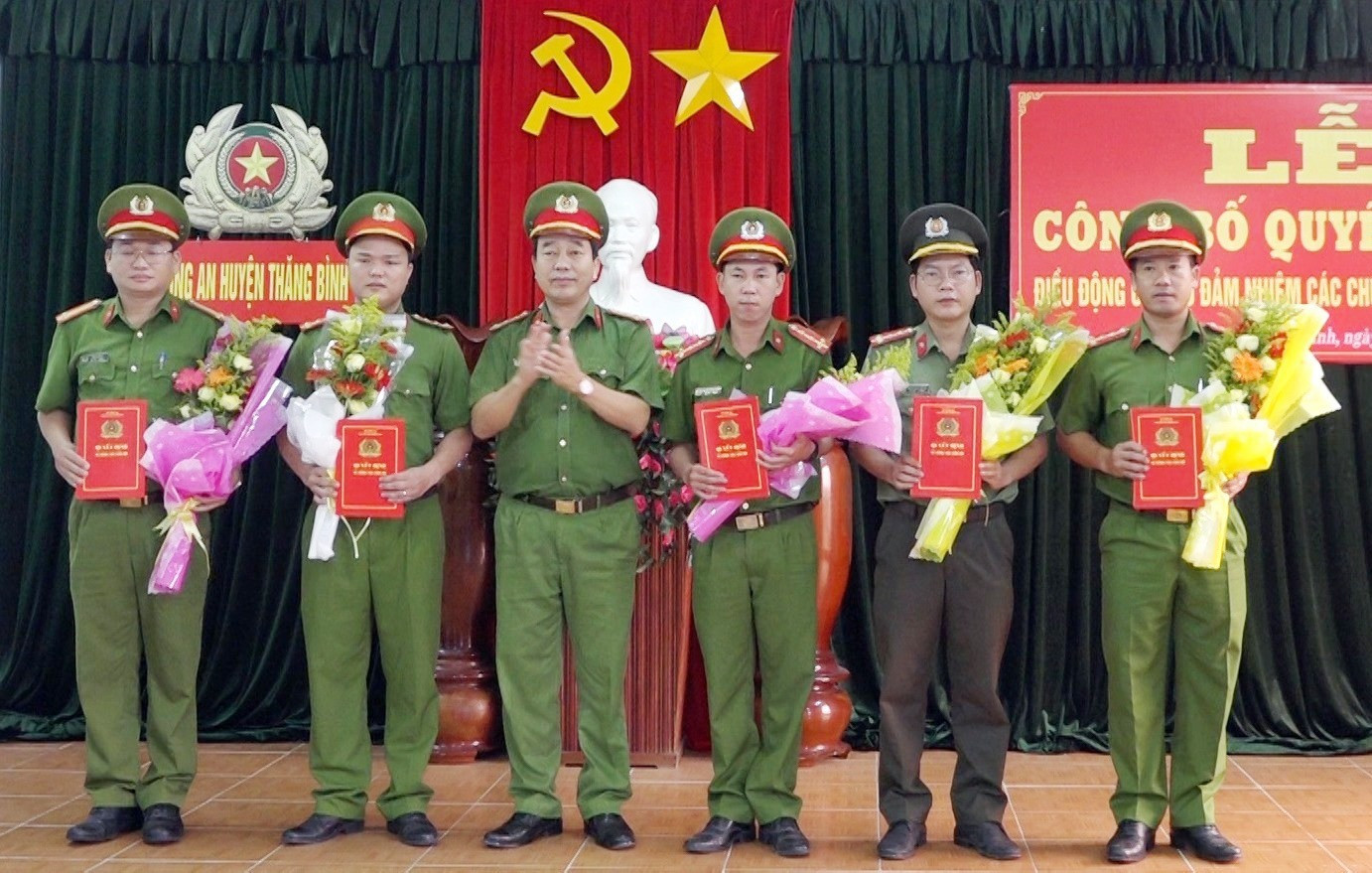 Công an huyện Thăng Bình trao các quyết định bổ nhiệm các phó trưởng công an xã.