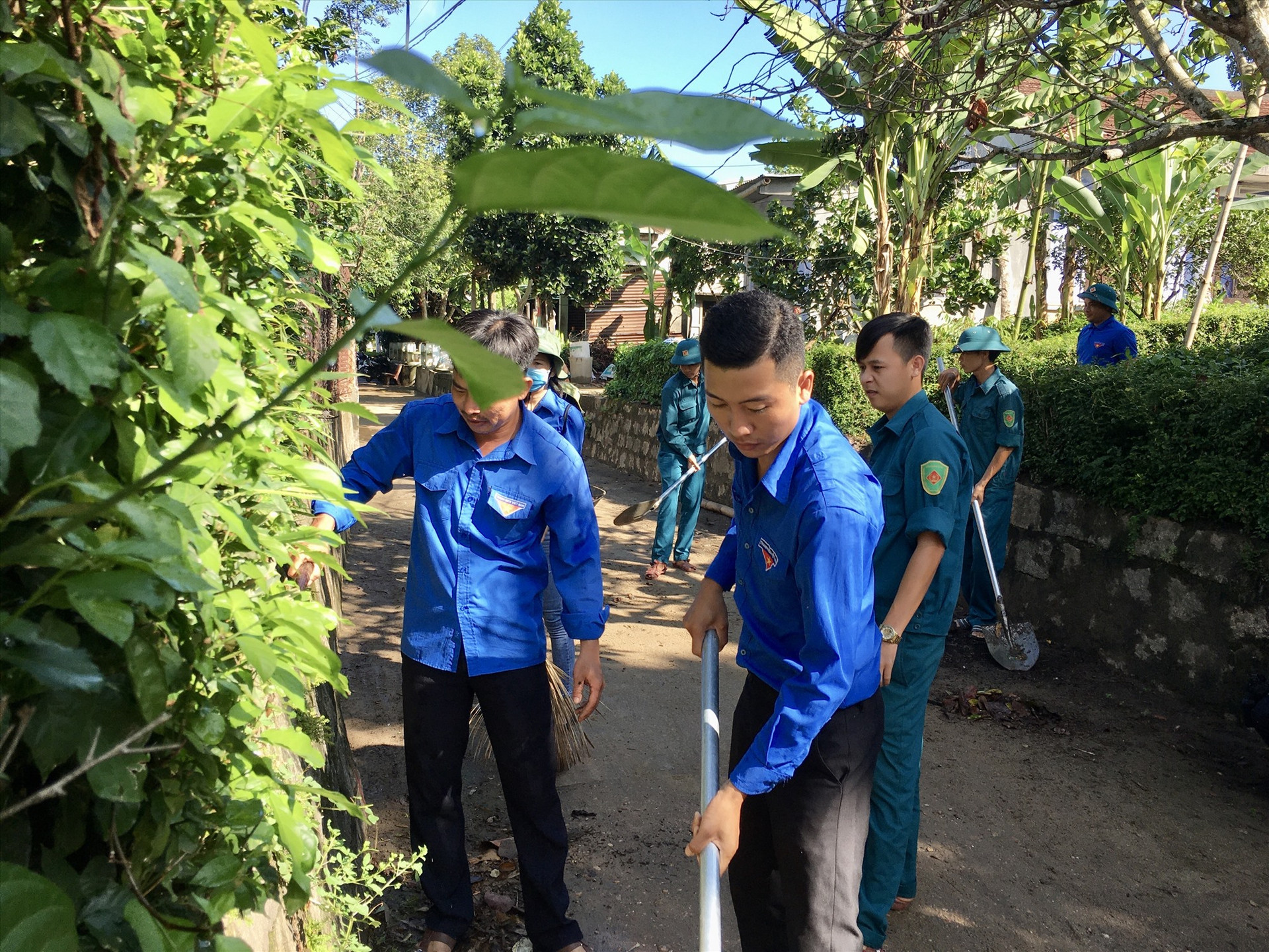 Đoàn viên, thanh niên thôn Đại Bình (xã Quế Trung) ra quân dọn vệ sinh tuyến đường thanh niên tự quản.