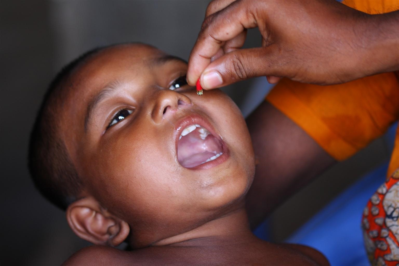 Trẻ dưới 60 tháng tuổi cần được nhỏ Vitamin A 2 lần trong năm. Ảnh: UNICEFT