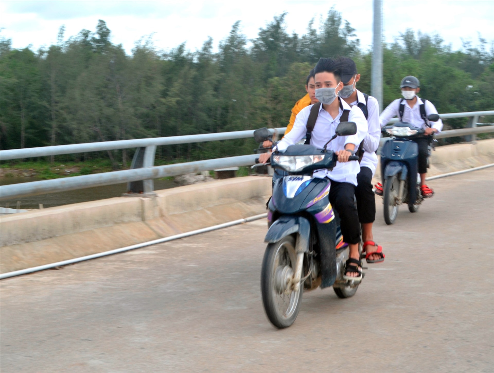 Học sinh chở 3, không đội mũ bảo hiểm tại xã Duy Thành (Duy Xuyên). Ảnh: K.K