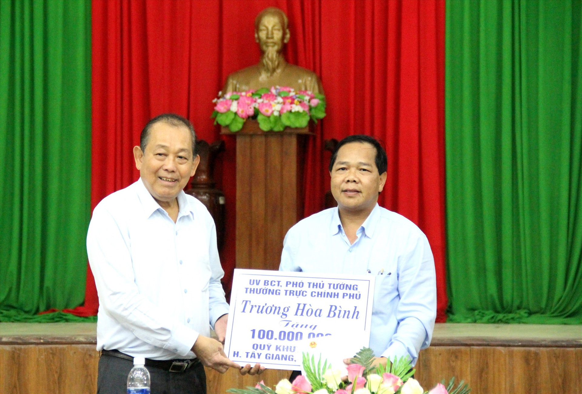 Phó Thủ tướng Thường trực Chính phủ Trương Hòa Bình trao quà hỗ trợ khuyến học cho huyện Tây Giang. Ảnh: ALĂNG NGƯỚC