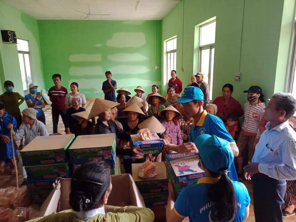 Vận động trao tặng quà chia sẻ khó khăn với người dân xã Đại Phong, Đại Lộc. Ảnh: H.L