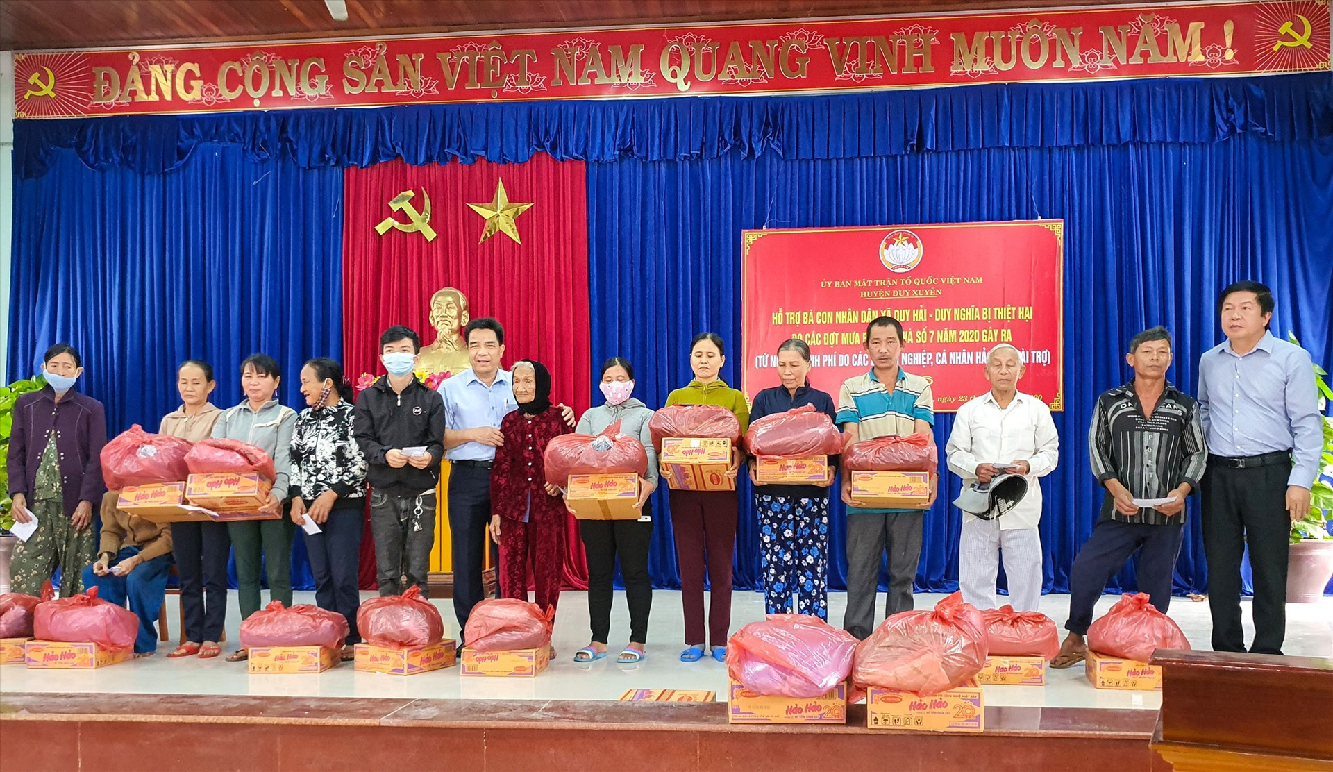 150 hộ dân hai xã Duy Hải, Duy Nghĩa được nhận quà hỗ trợ khắc phục hậu quả mưa lũ gồm 1 triệu đồng tiền mặt cùng hiện vật. Ảnh: T.C