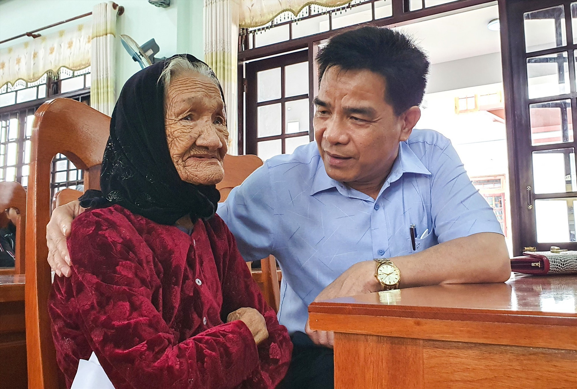 Phó Bí thư thường trực Tỉnh ủy Lê Văn Dũng thăm hỏi cụ bà Đặng Thị Pháo (85 tuổi, ở thôn Tây Sơn Tây, xã Duy Hải), một trong những gia đình bị thiệt hại do lũ lụt. Ảnh: T.C