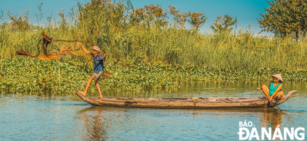 Người dân miền Tây quăng lưới mùa nước nổi.