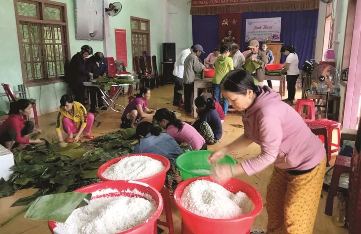Phụ nữ xã Tam Lộc (Phú Ninh) tổ chức nấu bánh tét tặng đồng bào lũ lụt các tỉnh Bắc Trung Bộ.