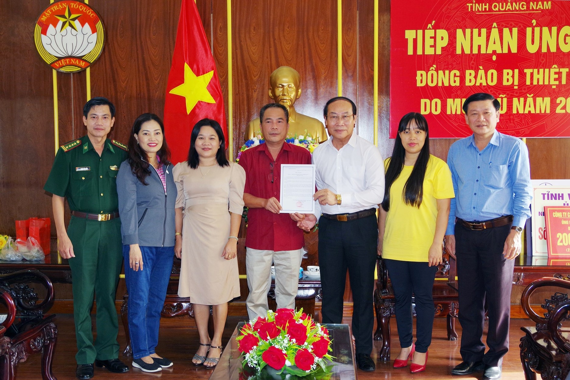 Ủy ban MTTQ Việt Nam tỉnh trao thư cảm ơn Ban liên lạc Hội đồng hương trẻ Quảng Nam tại Hà Nội. Ảnh: HỒNG ANH