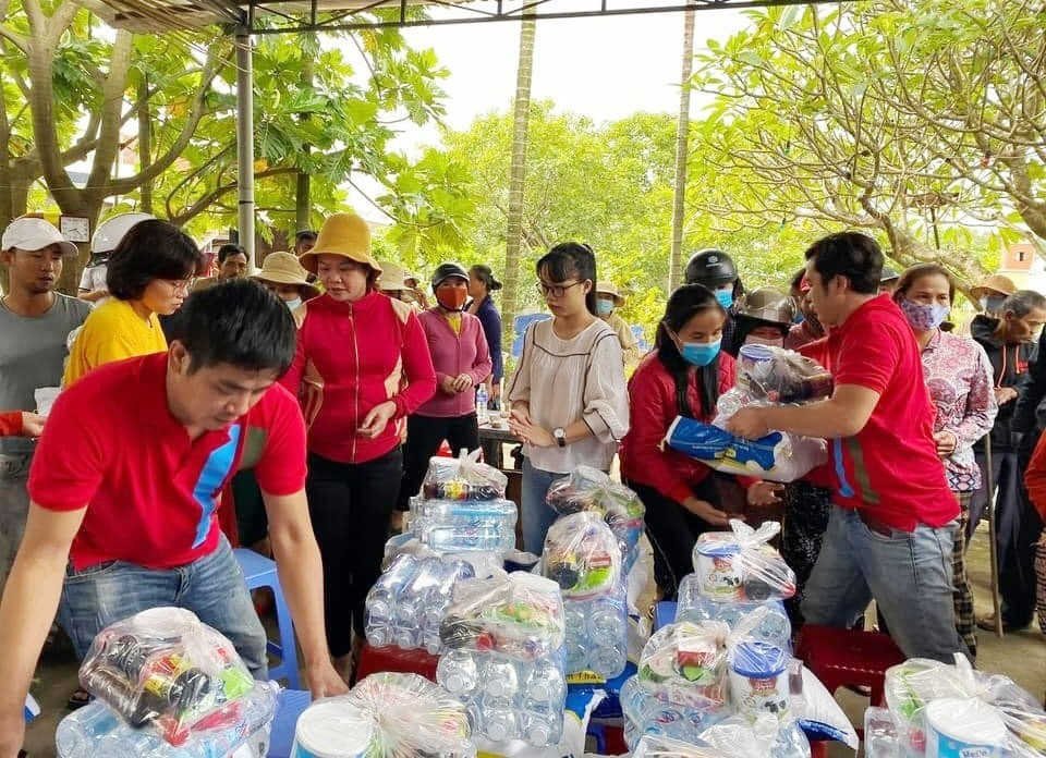 Hội Từ thiện tỉnh kết nối các nhóm từ thiện hỗ trợ người dân vùng lũ Quảng Nam. Ảnh: T.H.P