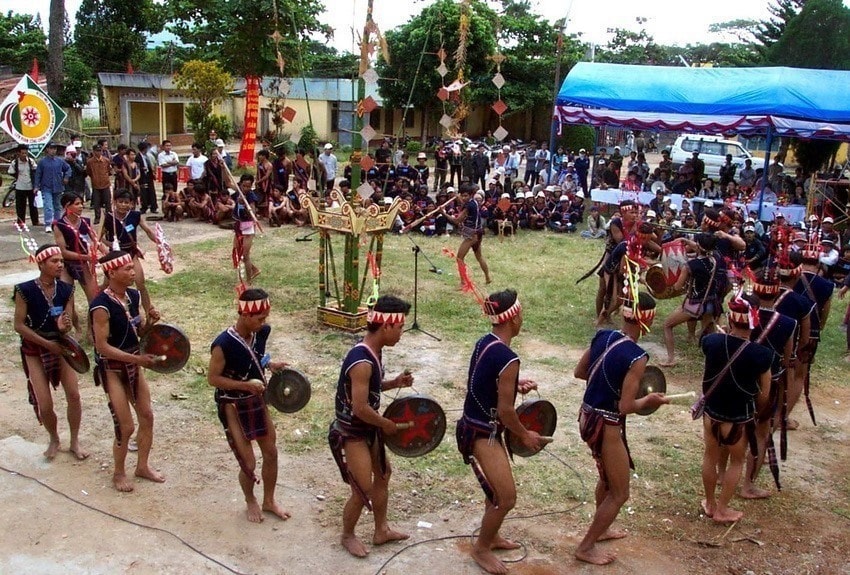 The cultural space of the gongs in the Central Highlands was recognised as a UNECO intangible cultural heritage of humanity in 2008. Gong ensembles are part of various ceremonies and closely linked to the communities’ daily life and the cycle of the seasons.