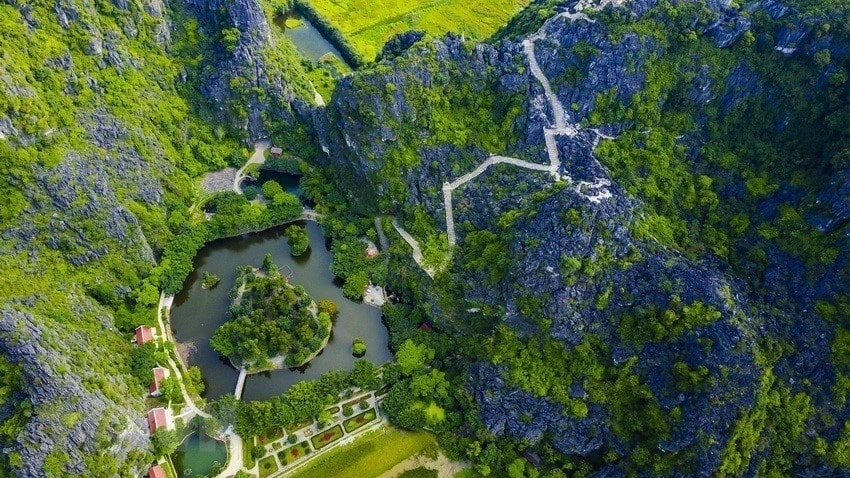 Trang An Landscape Complex (Ninh Binh province) is the first mixed cultural and natural property in Vietnam to be recognized as a world cultural and natural heritage in 2014.