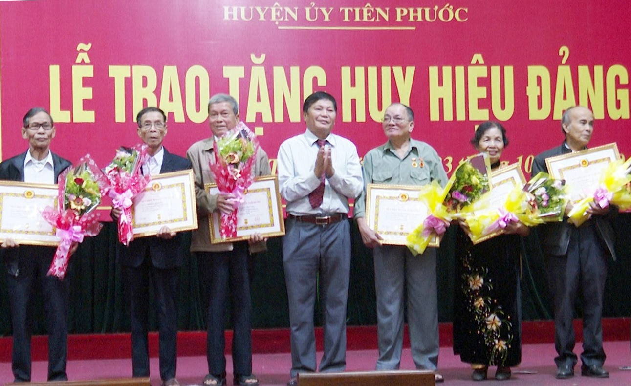 Huyện ủy Tiên Phước trao huy hiệu 55 năm, 50 năm tuổi đảng cho một số đảng viên trên địa bàn.